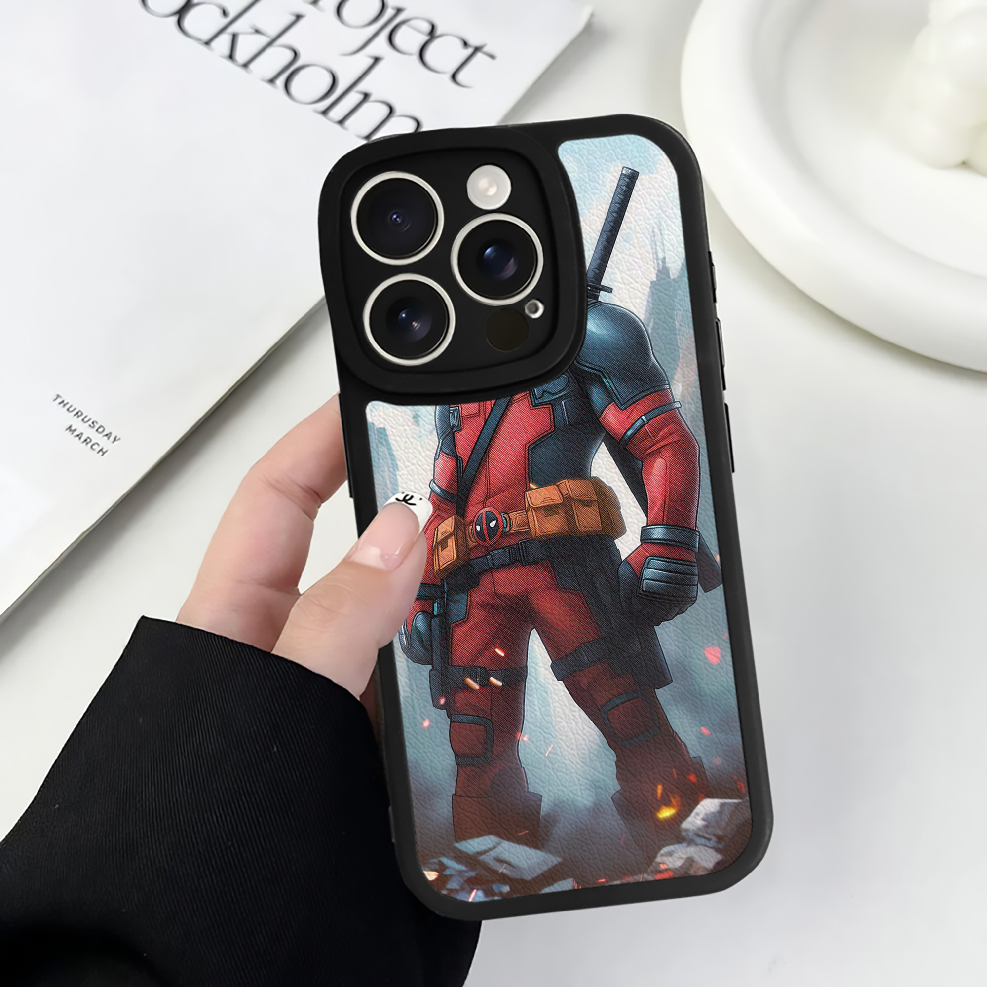 （画像用） Deadpool デッドプール 【iPhone 16シリーズ対応】シリコンスマホケース（レザー調） 材質：シリコン